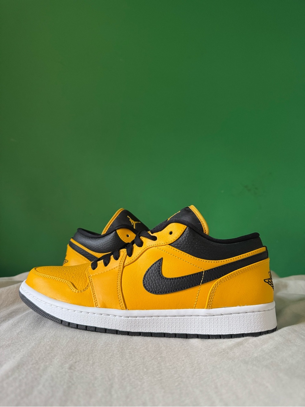 Nike air Jordan 1 low university gold size 11